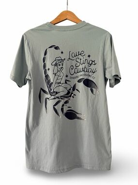NWOT Sendero Provisions Co. Love Stings T-Shirt Size Small